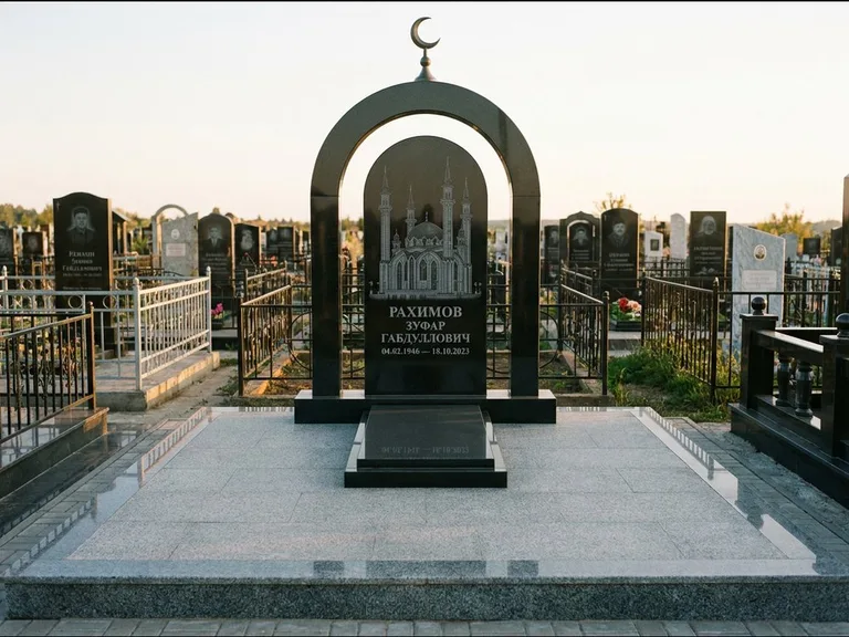 Мусульманский памятник с гравировкой мечети: монументальная стела-арка с полумесяцем на вершине — детализированная гравировка мечети Кул-Шариф, мощёная гранитная площадка с бордюром, работа «Юсупов» в Новосибирске