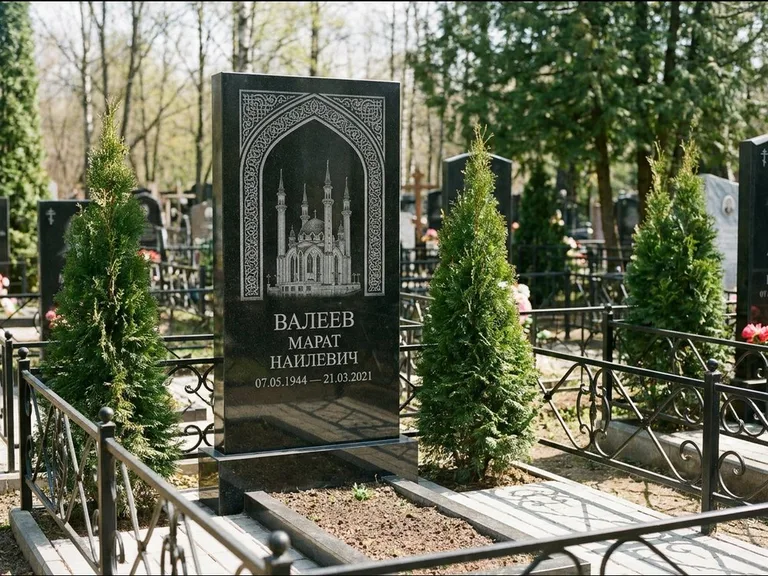 Мусульманский памятник с гравировкой мечети — мечеть в восточной арке с орнаментом, работа «Валеев» в Новосибирске