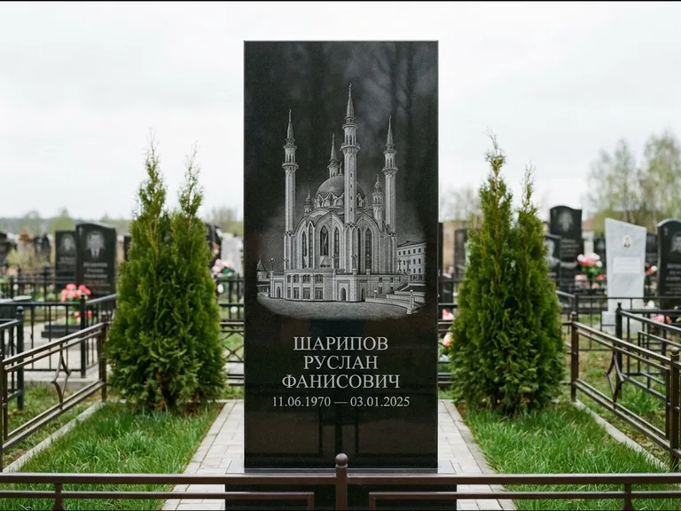 Мусульманский памятник с гравировкой мечети — мечеть Кул-Шариф на обороте стелы, работа «Шарипов» в Новосибирске
