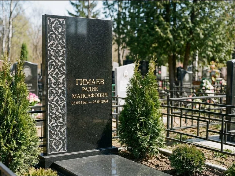 Мусульманский памятник — колонна ислими по краю стелы, работа «Гимаев» в Новосибирске