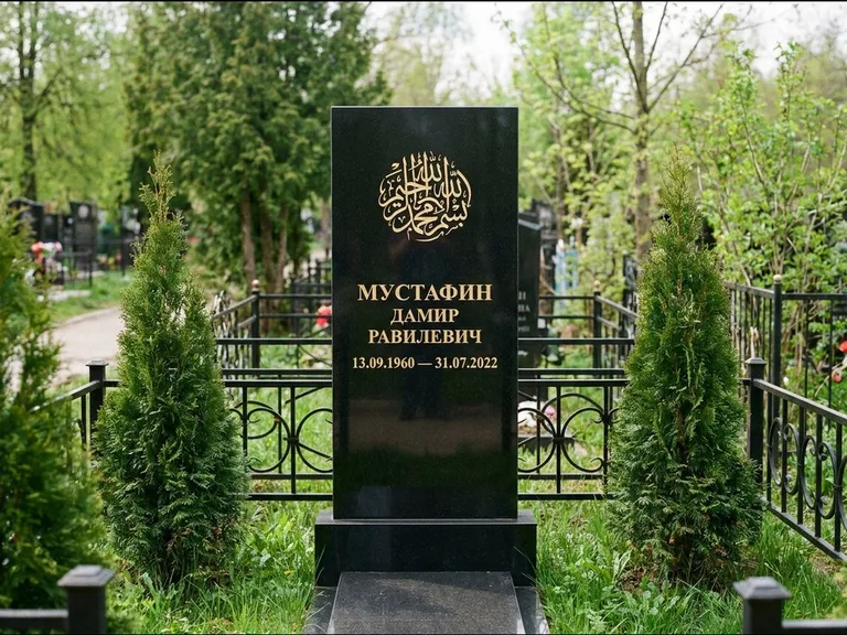 Мусульманский памятник — шахада в верхней части стелы, работа «Мустафин» в Новосибирске