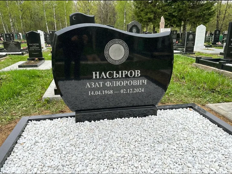 Мусульманский памятник: стела с волнообразным скошенным верхом — гравировка мечети под полумесяцем и звёздами, белая мраморная крошка с бордюром, работа «Насыров» в Новосибирске