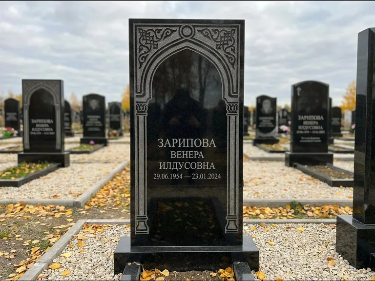 Мусульманский памятник: фигурная стела с михраб-нишей — гравировка мечети в михраб-арке с орнаментом, светлая гравийная отсыпка, работа «Зарипова» в Новосибирске