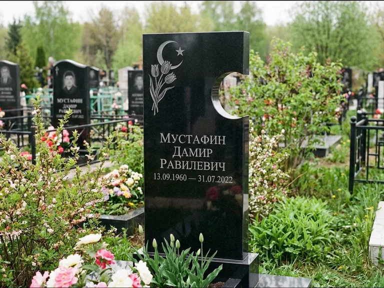 Мусульманский памятник: стела с боковым вырезом в форме полумесяца — гравировка минарета с полумесяцем, низкие кусты в цвету, работа «Мустафин» в Новосибирске