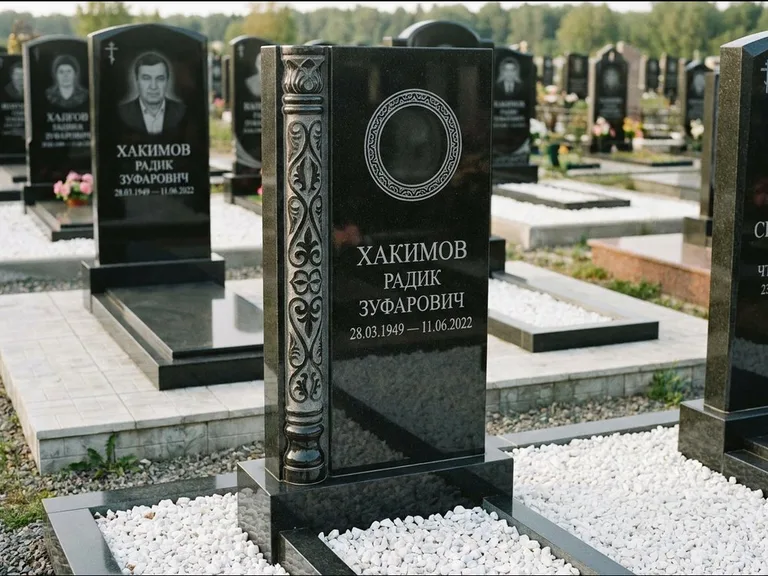 Мусульманский памятник: стела с боковой резной орнаментальной колонной — детализированная гравировка мечети Кул-Шариф, белая мраморная крошка, работа «Хабибуллин» в Новосибирске