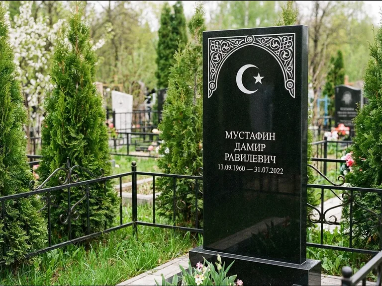 Мусульманский памятник — полумесяц со звездой и орнамент-бордюр, работа «Мустафин» в Новосибирске