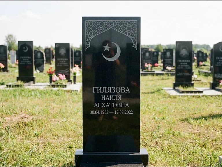 Мусульманский памятник: узкая вертикальная стела-пилон с полумесяцем — гравировка мечети в михраб-арке с орнаментом, открытая лужайка без ограды, работа «Ибрагимова» в Новосибирске