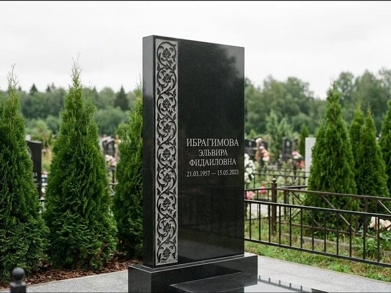 Мусульманский памятник — колонна ислими по краю стелы, работа «Ибрагимова» в Новосибирске