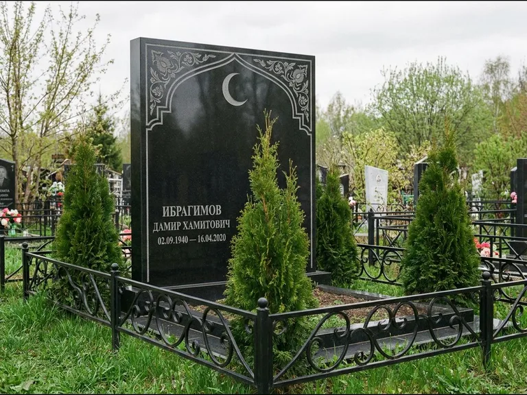 Памятник с гравировкой полумесяца — гравировка полумесяца в восточной арке с орнаментом, работа «Ибрагимов» в Новосибирске