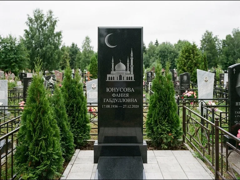 Памятник с гравировкой полумесяца — гравировка полумесяца над силуэтом мечети, работа «Юнусова» в Новосибирске