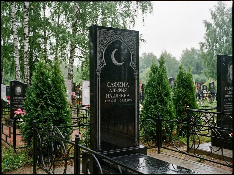 Памятник с гравировкой полумесяца — гравировка полумесяца в восточной арке с орнаментом, работа «Сафина» в Новосибирске