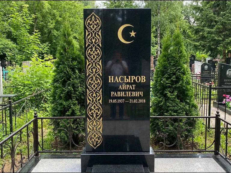 Памятник с гравировкой полумесяца — золочёный полумесяц и колонна растительного орнамента-ислими, работа «Насыров» в Новосибирске