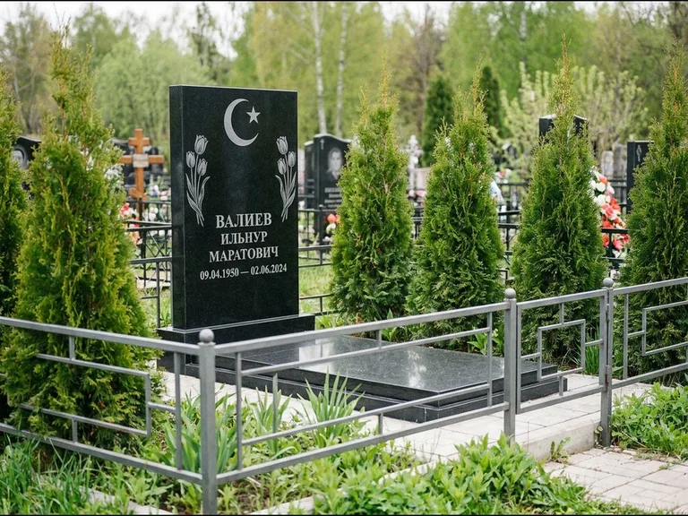 Памятник с гравировкой полумесяца — гравировка полумесяца со звездой и тюльпанами по бокам, работа «Валиев» в Новосибирске
