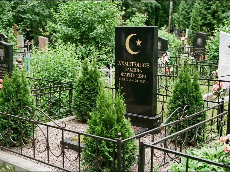 Памятник с гравировкой полумесяца — золочёная гравировка полумесяца со звездой в верхней части с, работа «Ахметзянов» в Новосибирске