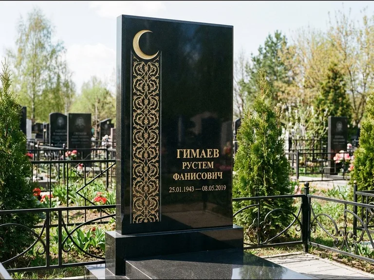 Памятник с гравировкой полумесяца — золочёный полумесяц и колонна растительного орнамента-ислими, работа «Гимаев» в Новосибирске