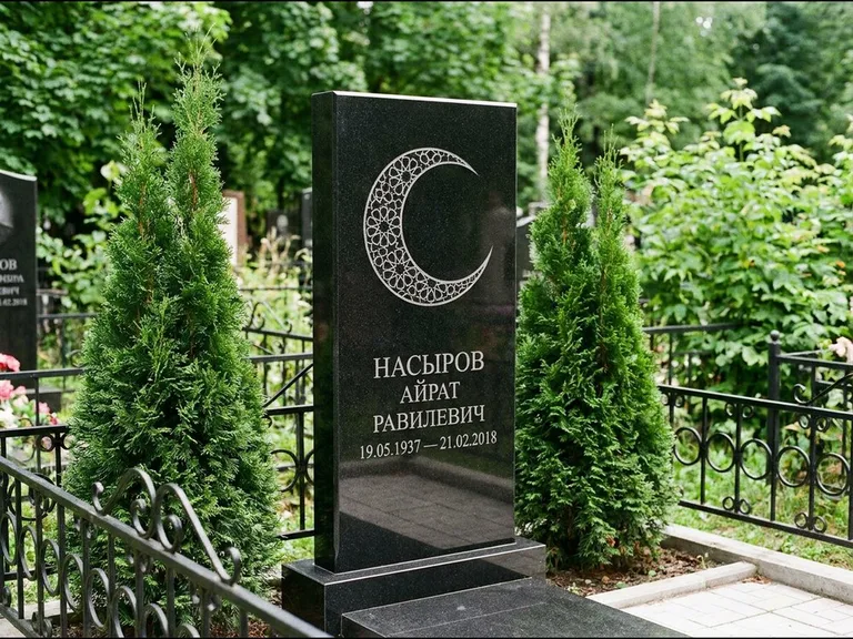 Памятник с гравировкой полумесяца — гравировка полумесяца в геометрическом орнаменте-гирихе, работа «Насыров» в Новосибирске