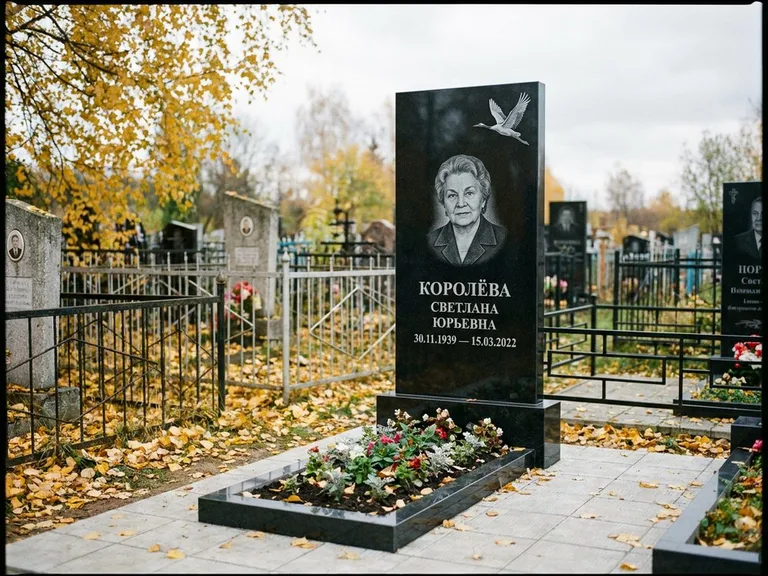 Памятник с гравировкой журавлей — белая гравировка клина журавлей, уходящего в верхний угол ст, работа «Королёва» в Новосибирске