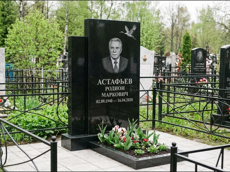 Памятник с гравировкой журавлей — гравировка одиночного летящего журавля над портретом, работа «Астафьев» в Новосибирске