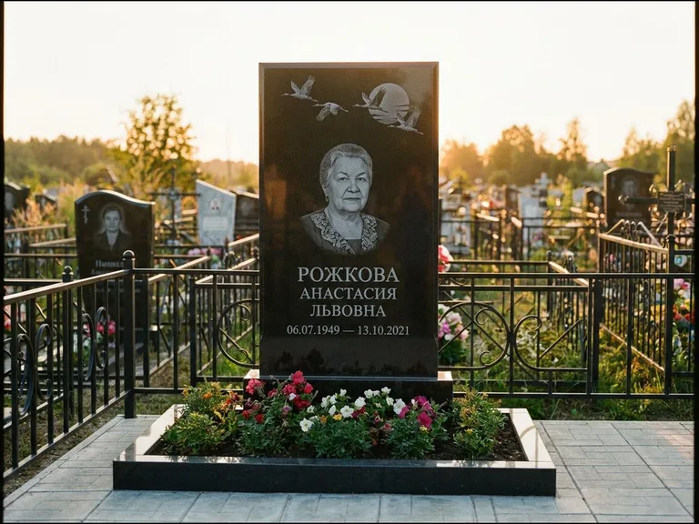 Памятник с гравировкой журавлей — гравировка клина журавлей на фоне солнечного диска, работа «Рожкова» в Новосибирске