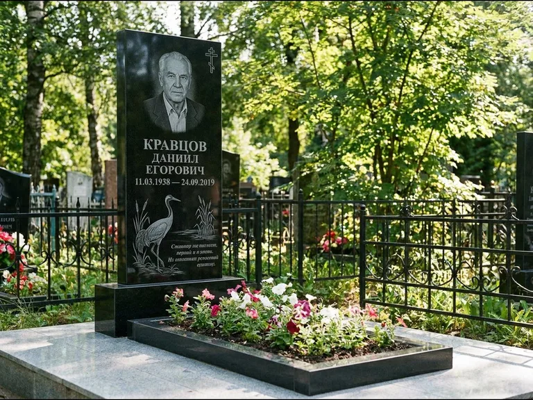 Памятник с гравировкой журавлей — гравировка журавля у камышей рядом с эпитафией, работа «Кравцов» в Новосибирске