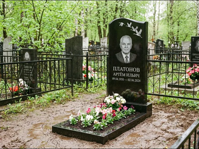 Памятник с гравировкой журавлей — белая гравировка клина журавлей, уходящего в верхний угол ст, работа «Платонов» в Новосибирске