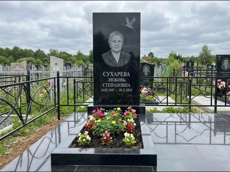 Памятник с гравировкой журавлей — гравировка одиночного летящего журавля над портретом, работа «Сухарева» в Новосибирске