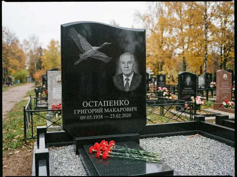 Памятник с гравировкой журавлей — гравировка журавлей, работа «Остапенко» в Новосибирске