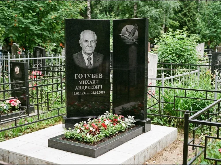 Памятник с гравировкой журавлей — гравировка клина журавлей на фоне солнечного диска, работа «Голубев» в Новосибирске