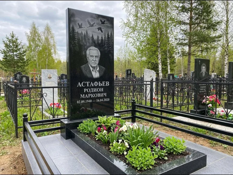 Памятник с гравировкой журавлей — гравировка силуэтов журавлей над еловым лесом, работа «Астафьев» в Новосибирске