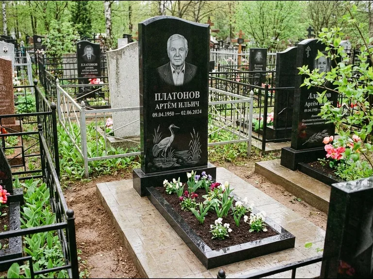 Памятник с гравировкой журавлей — гравировка журавля у камышей рядом с эпитафией, работа «Платонов» в Новосибирске