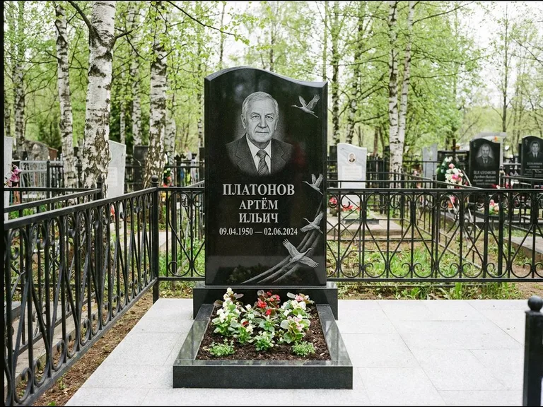 Памятник с гравировкой журавлей — гравировка трёх журавлей по диагонали через свободное поле с, работа «Платонов» в Новосибирске