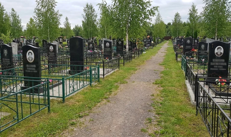 Памятники на Александровском кладбище в Ижевске
