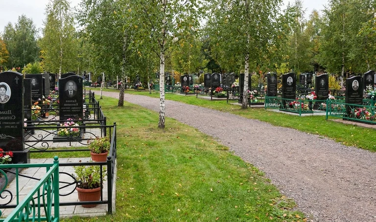 Памятники на Чернореченском кладбище в Сургуте