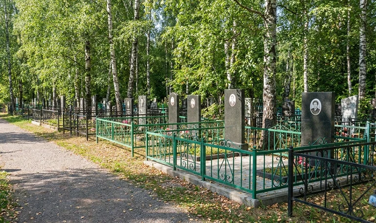 Памятники на Чурилковском (Западном) кладбище в Ярославле