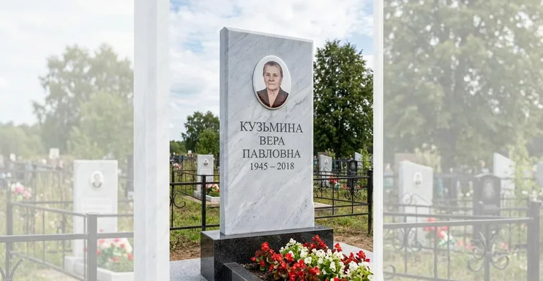 Семейный (двойной) памятник, Памятники мастерской «Мастер Каменев» на кладбищах Екатеринбурга