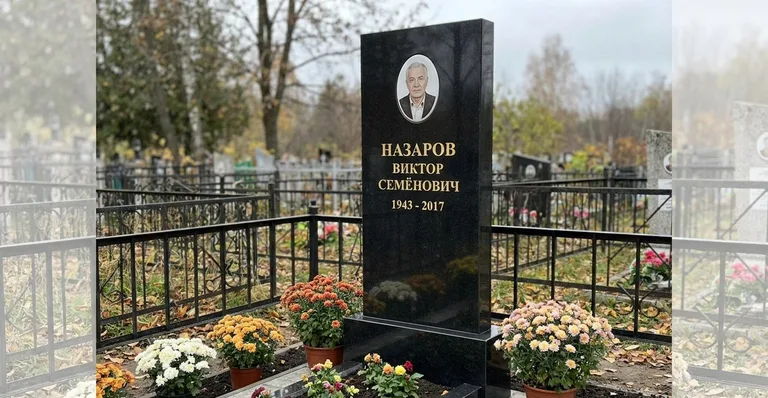 Памятник с оградой, Памятники мастерской «Мастер Каменев» на кладбищах Екатеринбурга