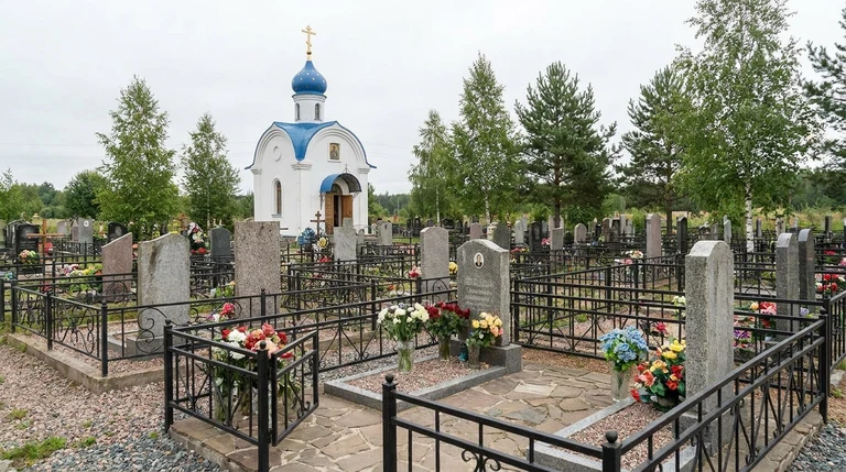Гранитный памятник на Иликовском кладбище в г. Ломоносов, Петродворцовый район Санкт-Петербурга