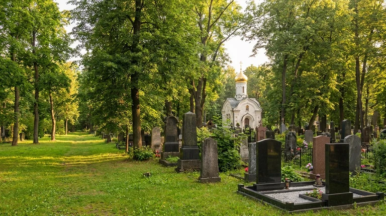 Гранитный памятник на ухоженной могиле на Никольском кладбище в Воронеже
