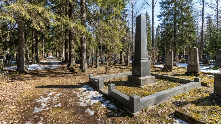 Гранитный памятник на ухоженной могиле на Новоомском кладбище в селе Новоомский под Омском