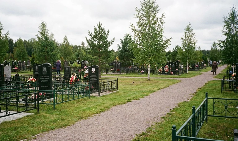Памятники на Старом кладбище в Оренбурге