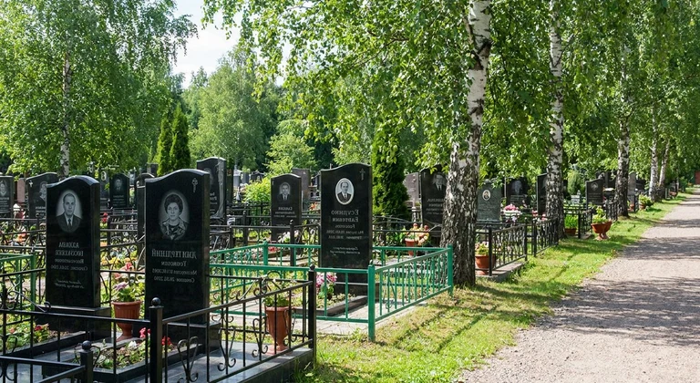 Памятники на Воскресенском кладбище в Саратове