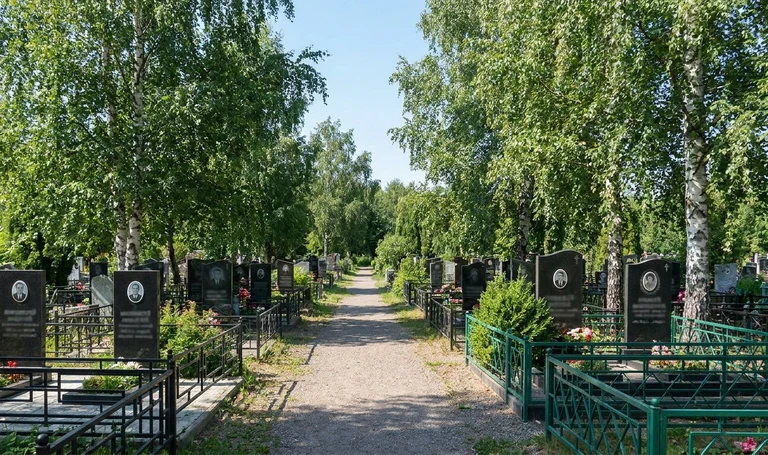 Памятники на Южном кладбище в Ижевске