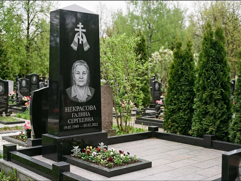 Памятник из чёрного гранита — стела-пилон с ажурным резным крестом, работа «Ерофеева» в Новосибирске
