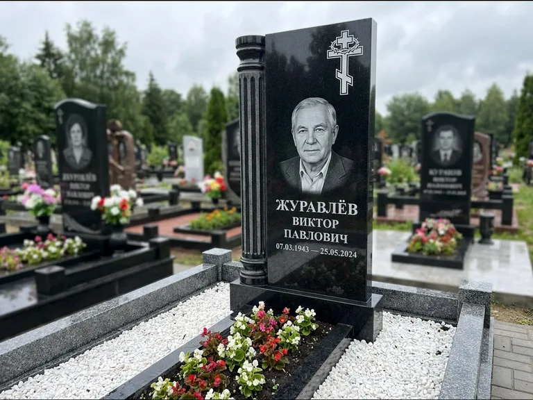 Памятник из чёрного гранита — семейный мемориал из двух стел с крестом с рушником, работа «Гущин» в Новосибирске