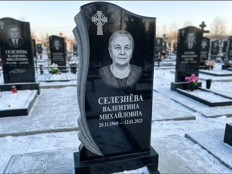 Памятник из чёрного гранита — восьмигранный обелиск с кельтским крестом, работа «Некрасова» в Новосибирске