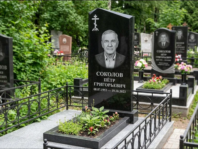 Памятник из чёрного гранита — полукруглая стела с крестом на Голгофе, работа «Журавлёв» в Новосибирске