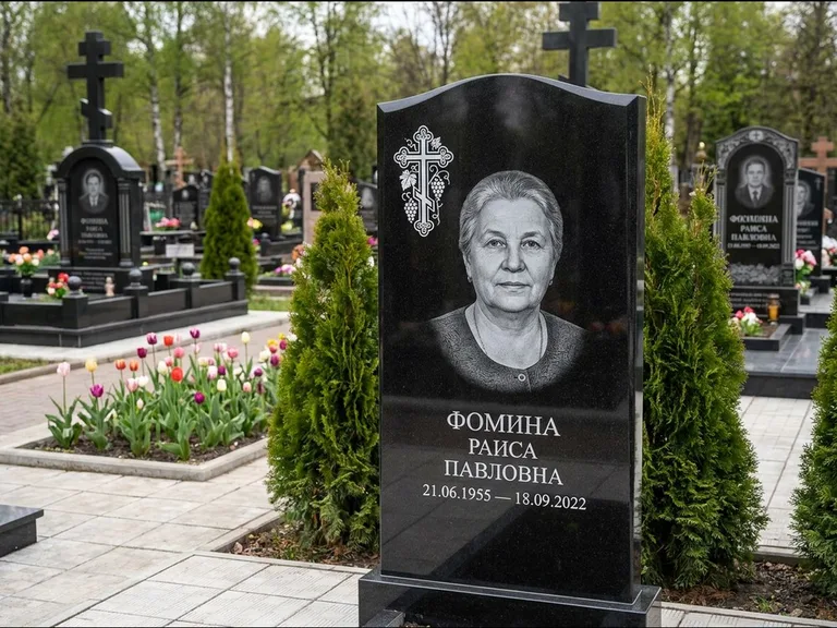Памятник из чёрного гранита — двухцветная стела с крестом с распятием, работа «Одинцова» в Новосибирске