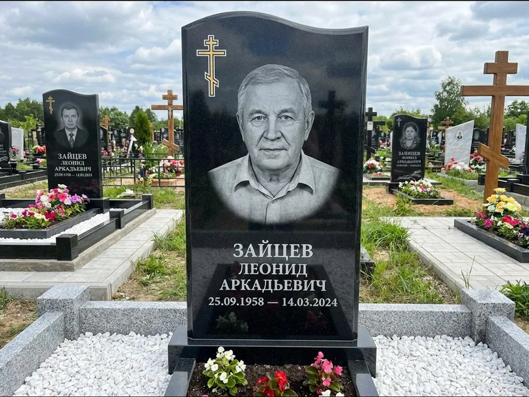 Памятник из чёрного гранита — горизонтальная семейная стела с аркой с процветшим крестом с виноградной лозой, работа «Верещагин» в Новосибирске
