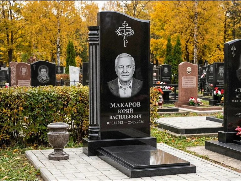 Памятник из чёрного гранита — асимметричная стела с крестом с рушником, работа «Панкратов» в Новосибирске