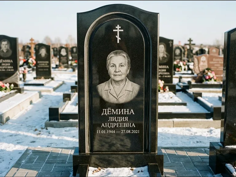 Памятник из чёрного гранита — стела-триптих с крестом с терновым венцом, работа «Ерофеева» в Новосибирске